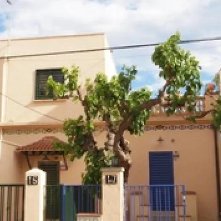 1 - House -garden In Front Of The - Ferrari Land Salou