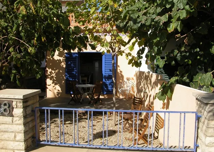 1 - House -garden In Front Of The - Ferrari Land Daire